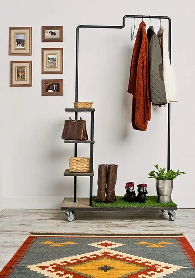 La tendencia es clara: ya no alcanza con colgar abrigos. El nuevo desafío es integrar el perchero al estilo del ambiente y, al mismo tiempo, optimizar el espacio.