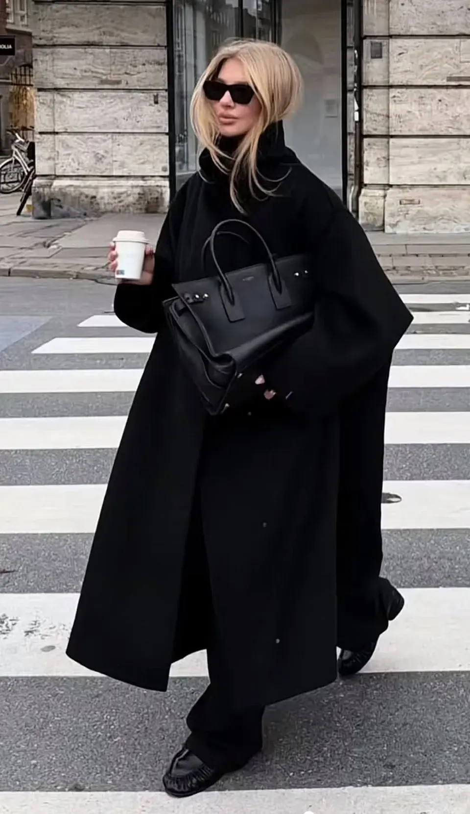 La saturación de estas microtendencias, amplificadas por TikTok e Instagram, aceleró su desgaste. Hoy, la moda se aleja de esas fórmulas cerradas para dar paso a un estilo más libre y menos encasillado