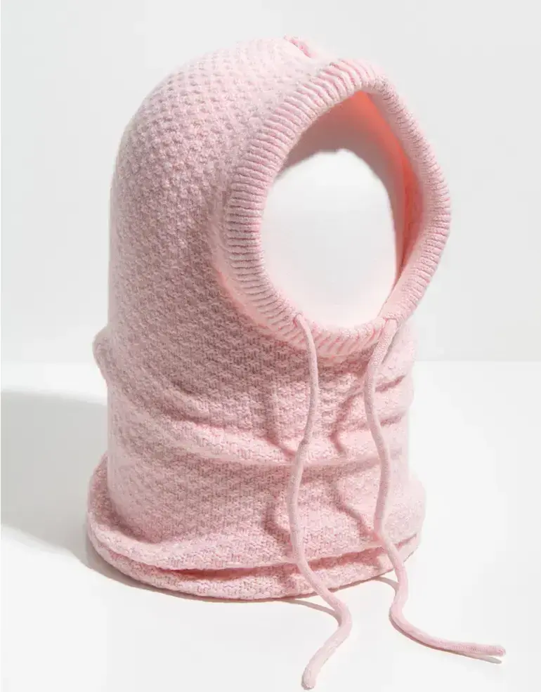 Foto de una balaclava de lana rosa.