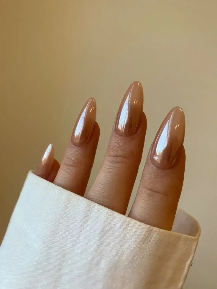 Coffin bronzed nails: así es la manicura minimalista que eleva el nude clásico y conquista el otoño 2026