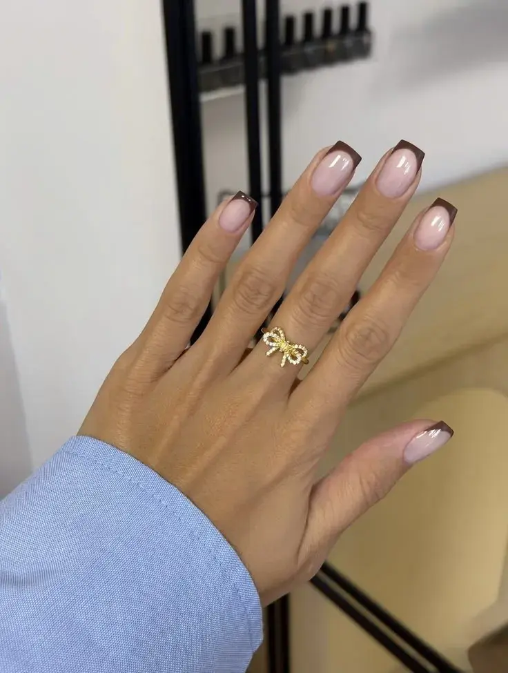 Coffin bronzed nails: así es la manicura minimalista que eleva el nude clásico y conquista el otoño 2026