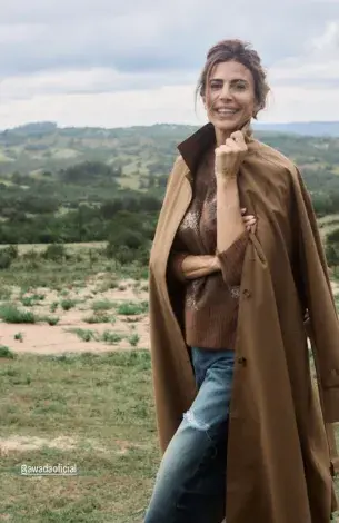 Fiel a su estilo elegante y despojado, Juliana Awada volvió a marcar tendencia con una prenda clave de la temporada: un abrigo en un tono profundo y sofisticado que promete convertirse en uno de los grandes protagonistas del otoño.