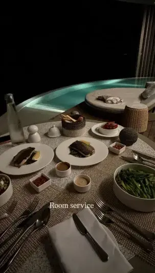 Allí, las primeras imágenes revelaron una experiencia marcada por el lujo y el descanso, con una villa privada que cuenta con terraza, piscina infinita y vistas directas al océano.