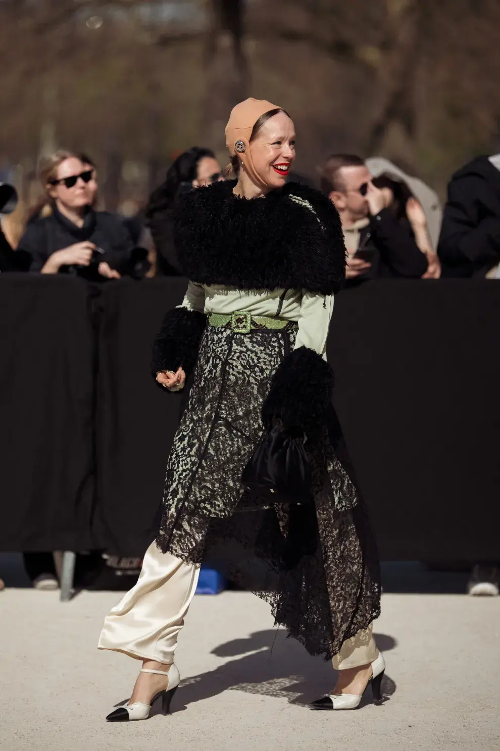 Chloe King luce una balaclava de diseño durante la Semana de la Moda de París Otoño/Invierno 2026.