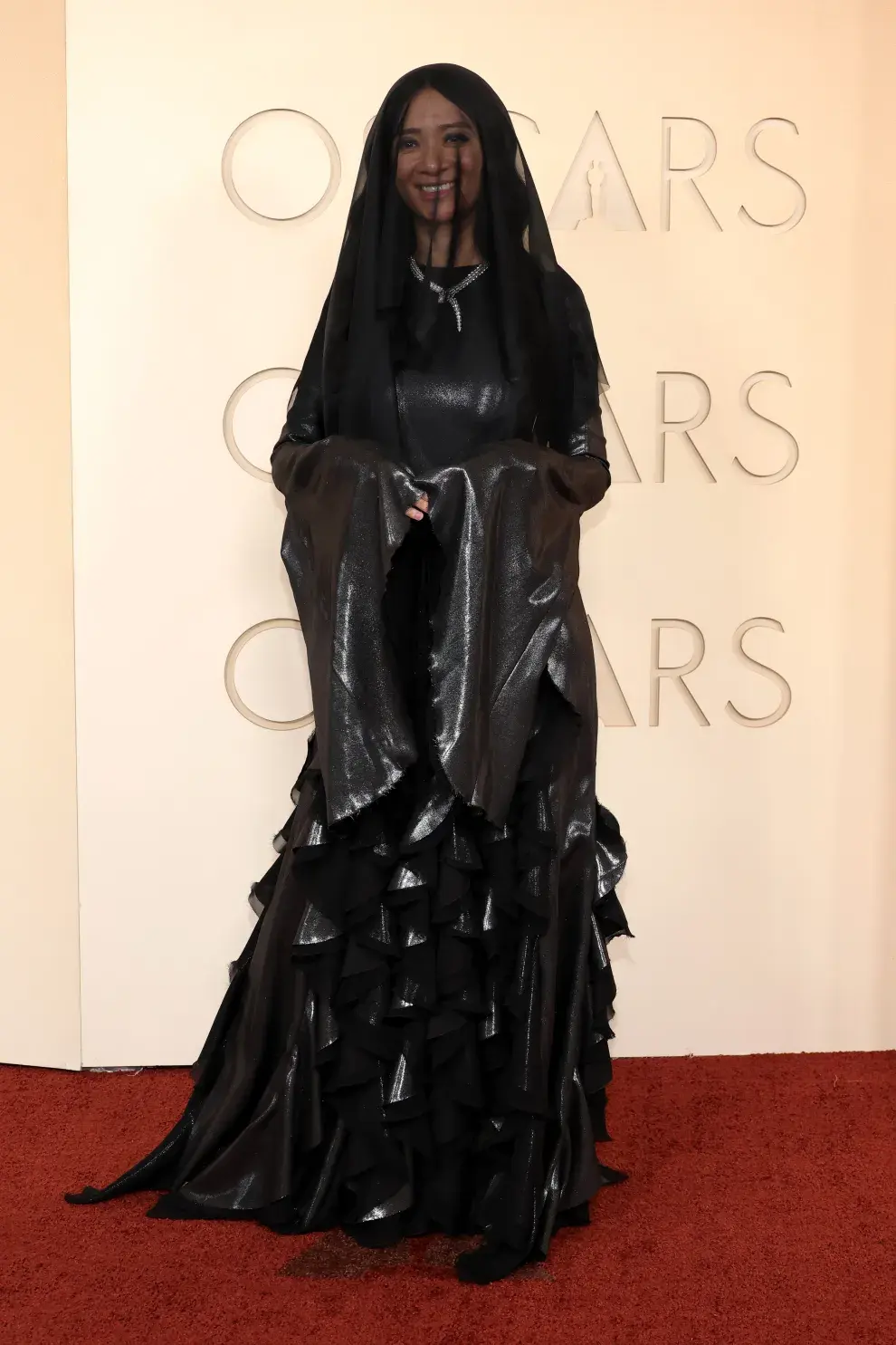 Chloe Zhao en la alfombra roja de los Premios Oscar 2026.