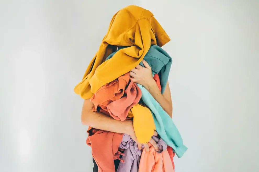 Foto de mujer ordenando su ropa.