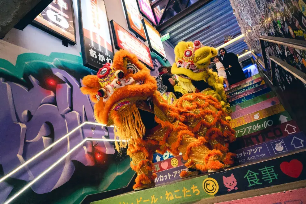 La propuesta también pone el foco en la gastronomía, invitando a descubrir algunos de los sabores más representativos de Corea.