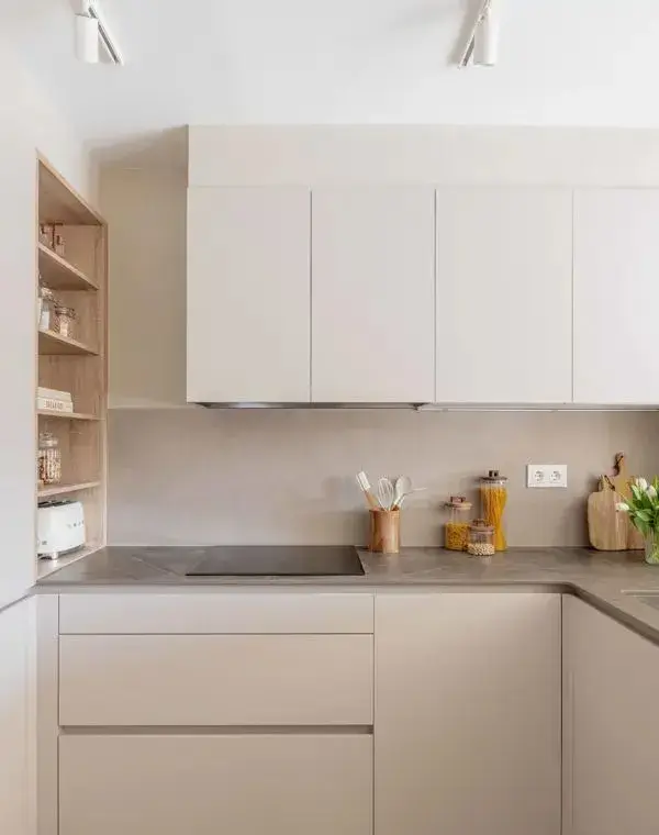 Los muebles con puertas planas y sistemas push eliminan cortes visuales y ayudan a que la cocina pase desapercibida.