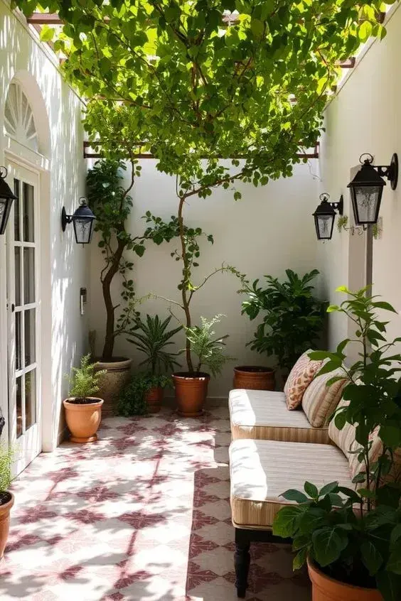 Para un estilo más natural, las cubiertas con cañas, mimbre o incluso plantas trepadoras generan sombra y protección liviana.