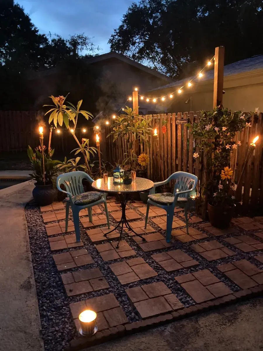 Las guirnaldas de luces, las lámparas solares o los faroles apoyados en el piso crean un clima acogedor sin necesidad de una instalación compleja.