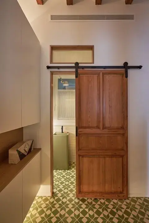 Las puertas corredizas no solo optimizan el espacio: también aportan valor estético y versatilidad.