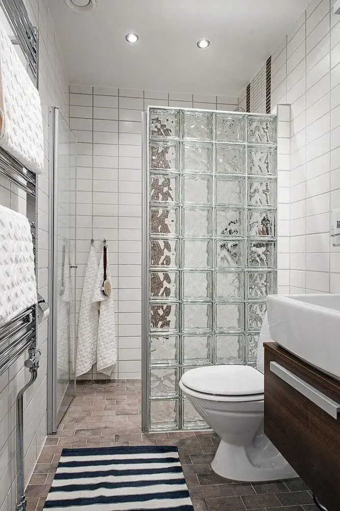 Volvieron los ladrillos de vidrio: 5 ideas para usarlos e integrarlos a tus espacios