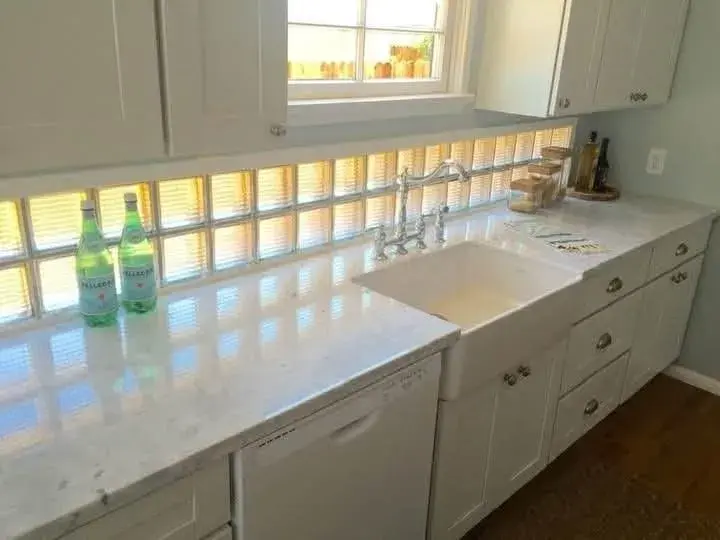 Volvieron los ladrillos de vidrio: 5 ideas para usarlos e integrarlos a tus espacios