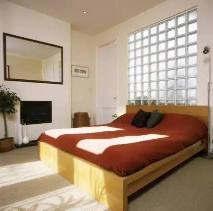 Volvieron los ladrillos de vidrio: 5 ideas para usarlos e integrarlos a tus espacios