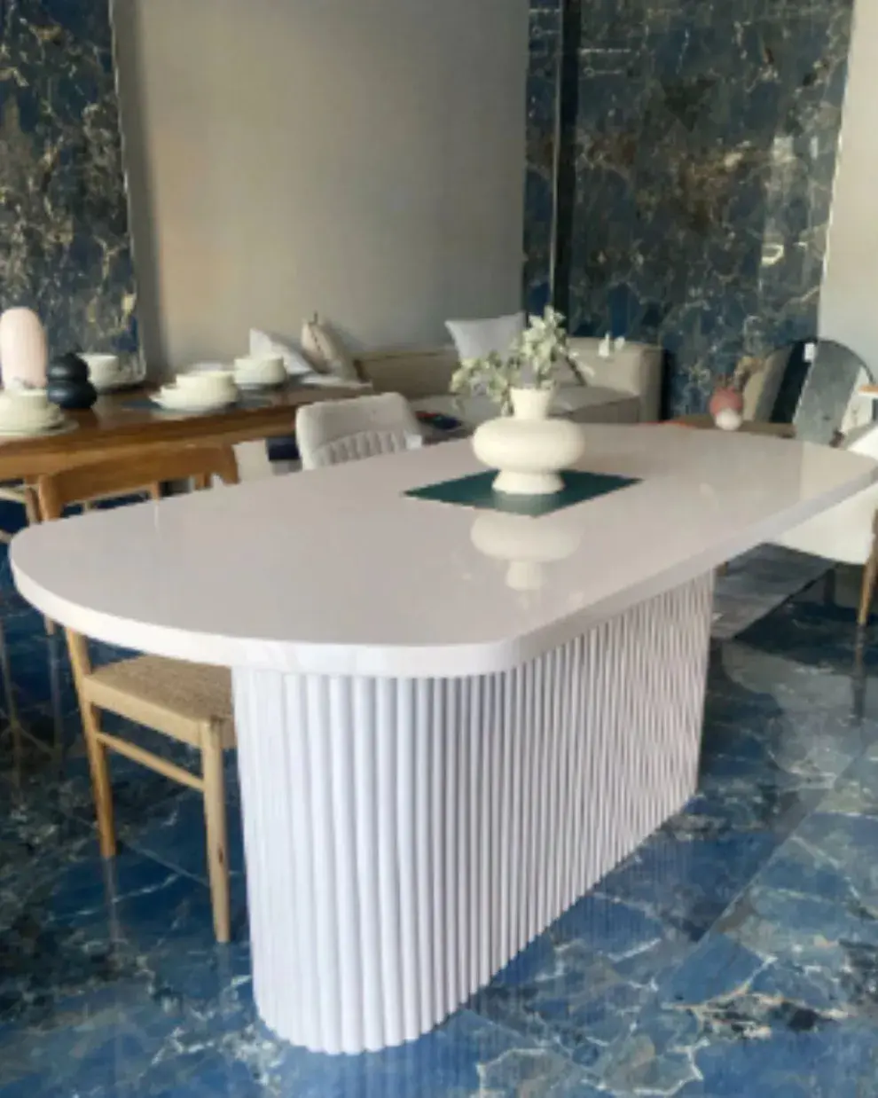 Esta mesa laqueada de 1.80 x 90 está $ 1.725.000.