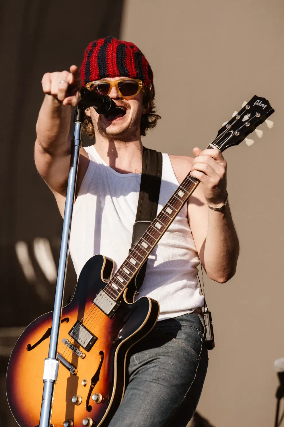 Joe Keery, conocido por su papel en Stranger Things, que se presentó bajo el nombre de Djo con un set cargado de psicodelia.