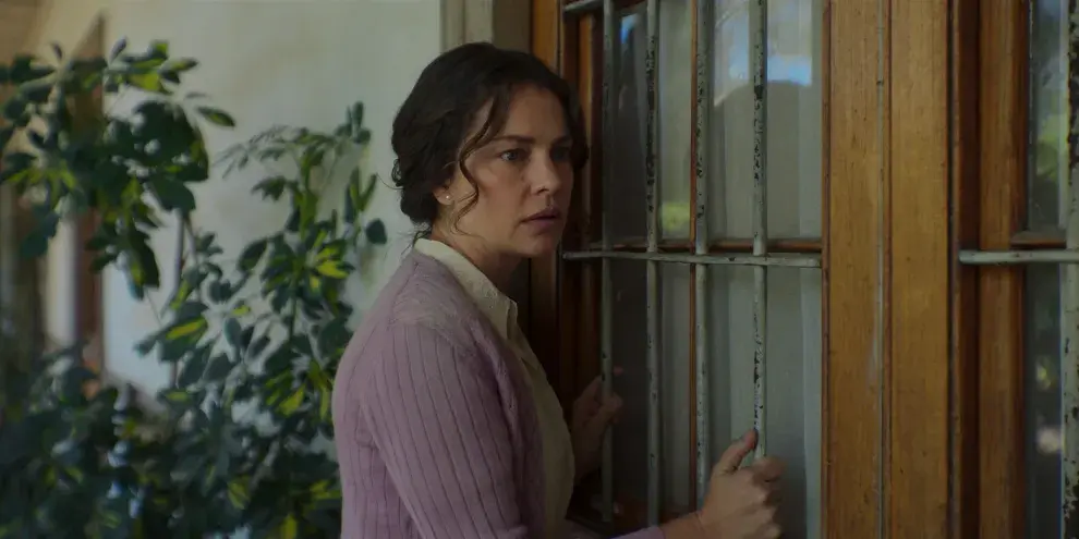 Foto de Dolores Fonzi como la versión adulta de Clara en La casa de los espíritus, la serie.