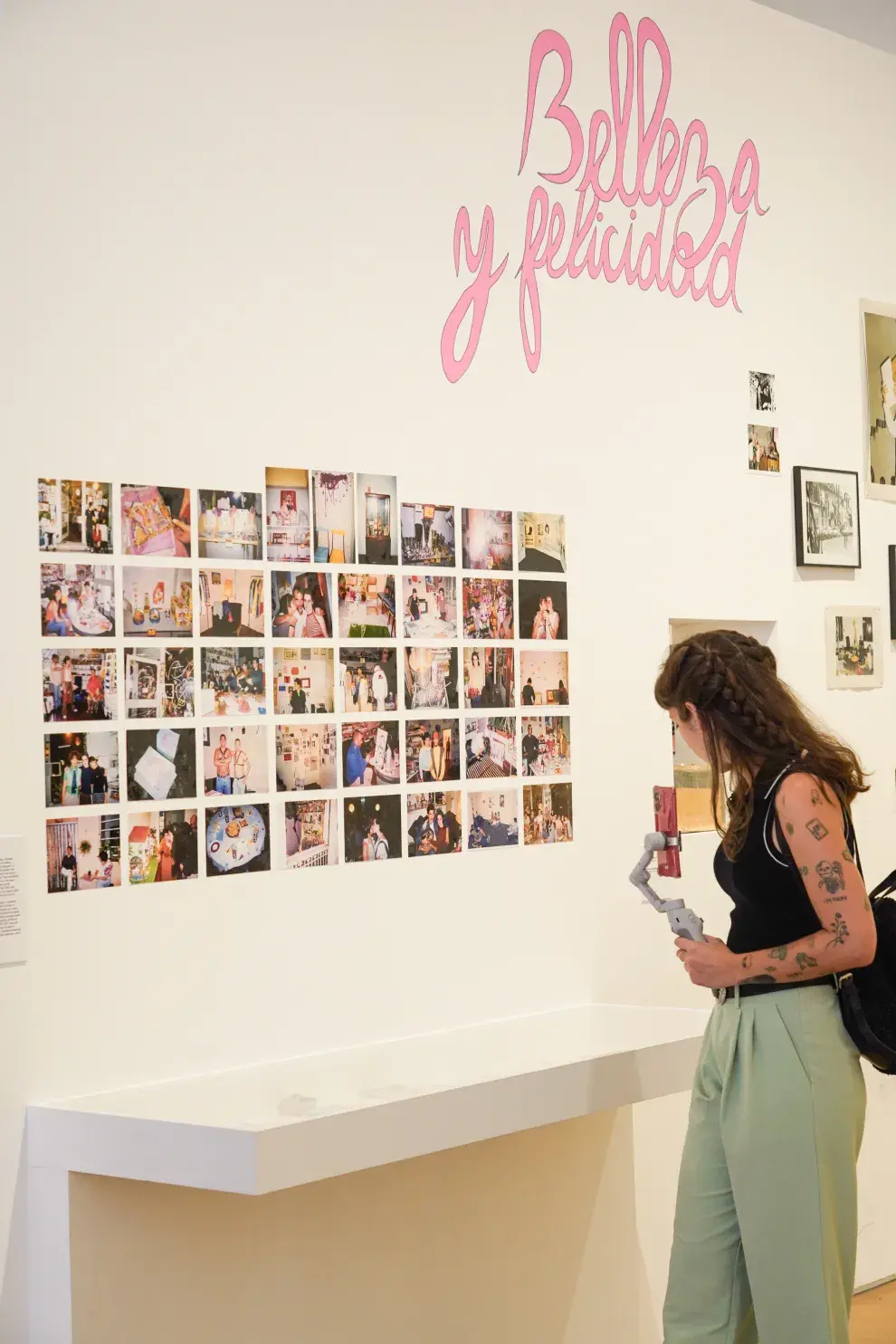 Además de las obras y los libros, la sala dedicada a los orígenes de Belleza y Felicidad contiene gran cantidad de material de archivo que permite reconstruir la historia y su contexto.