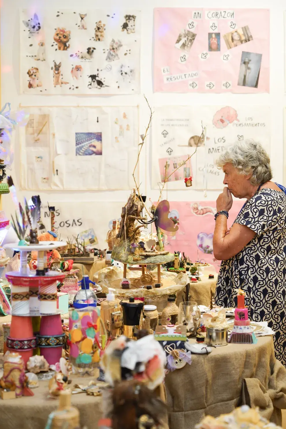 Podrían ser "porquerías", dice. Pero no lo son, se trata de elementos sin valor que se convierten en obra de arte.