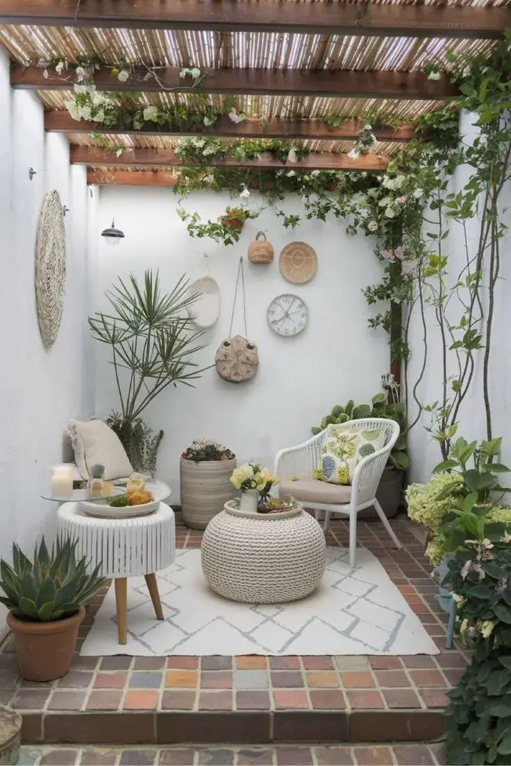 Los muebles de madera, hierro o fibras sintéticas siguen siendo los más recomendados para exterior.