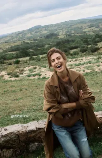 En una de sus últimas apariciones, eligió un tapado que resume a la perfección su estética: minimalista, elegante y fácil de combinar.