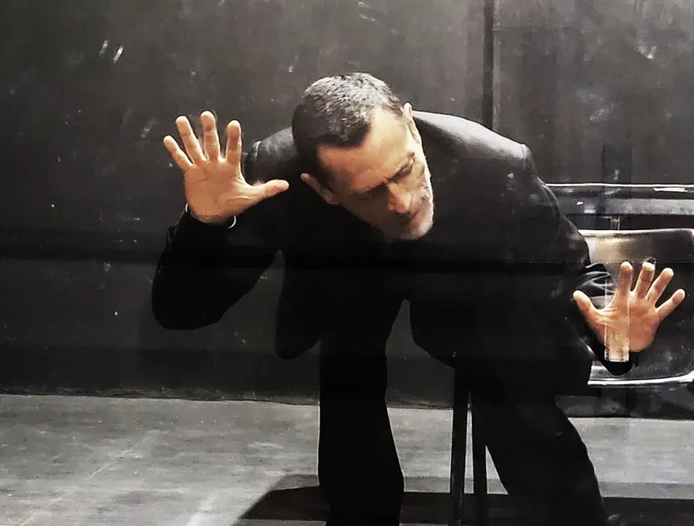 Un hombre en un escenario