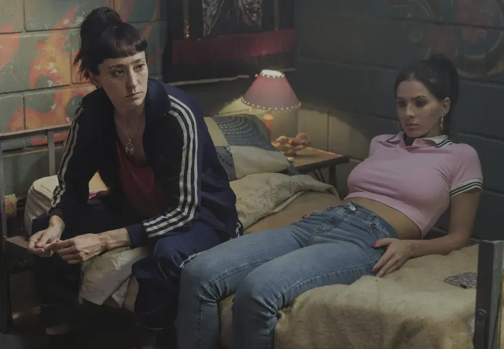 Camila Peralta y Eugenia "la China" Suárez en una escena de En el barro 2.