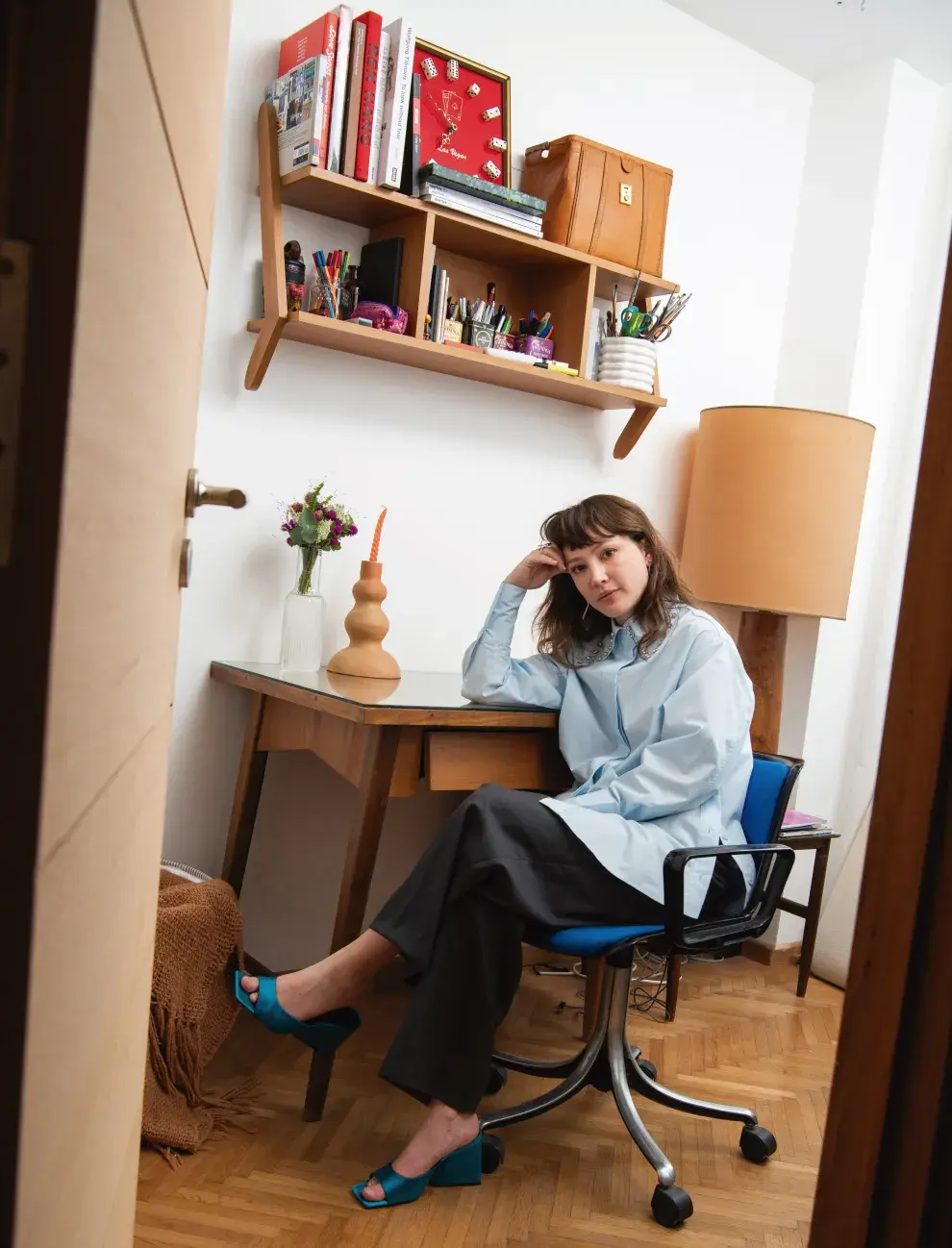 Sobre el estante volado del escritorio, reloj de Las Vegas con dados, que compró por 3 dólares en una feria de garaje en Estados Unidos.