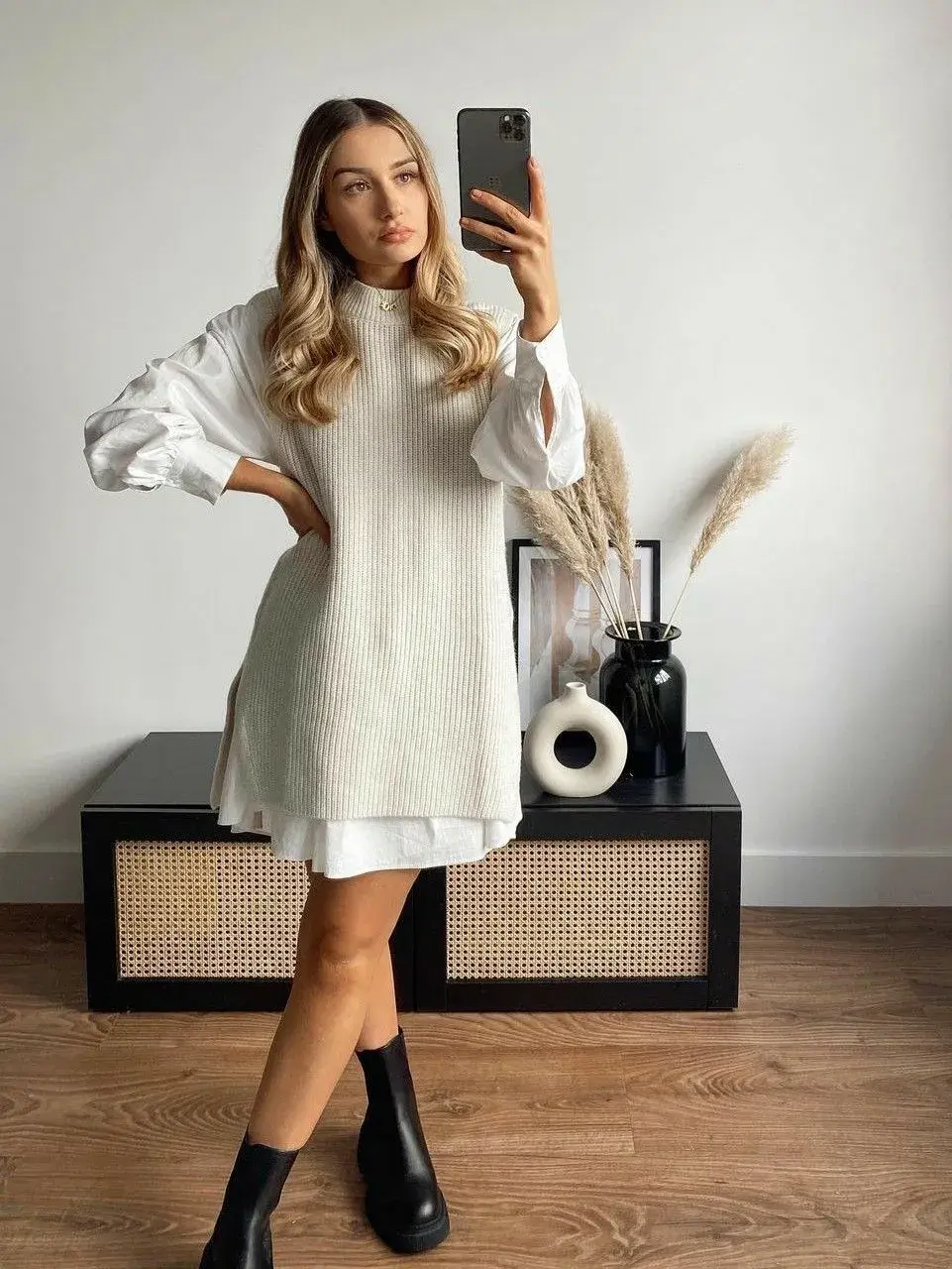 Las versiones en lino, algodón liviano o telas fluidas dominan las colecciones, junto con modelos tipo túnica, diseños con aberturas laterales y siluetas oversize con mangas amplias