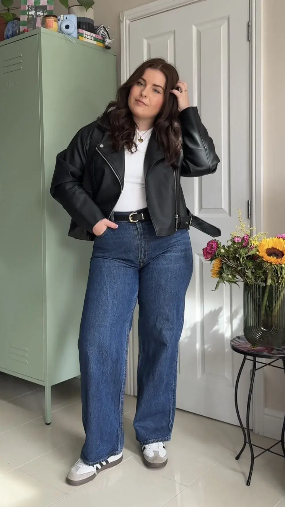 Lejos de ser todos iguales, los jeans ofrecen múltiples posibilidades según su tonalidad. Más que sumar prendas, la clave está en aprender a combinarlas mejor.