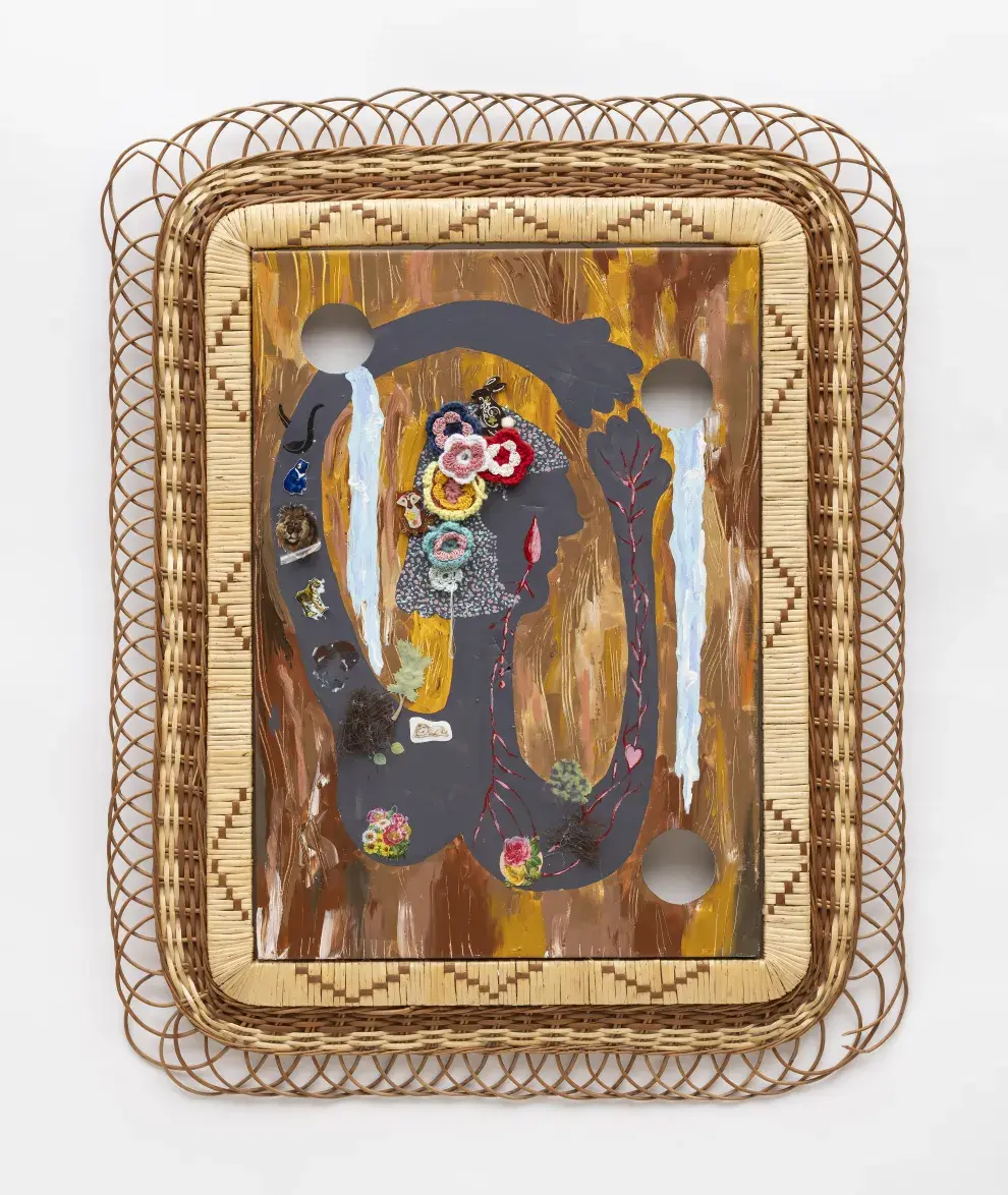 Las obras con calados y marcos de mimbre representan una etapa del estilo de Laguna. En la foto, "Hacia Adentro Lagrimas Mujer Fuerte", 2019.