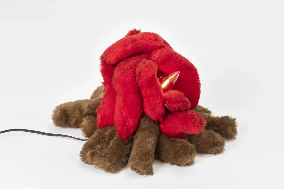 Un fueguito de peluche sintetiza el espíritu de las producciones de los años 90.