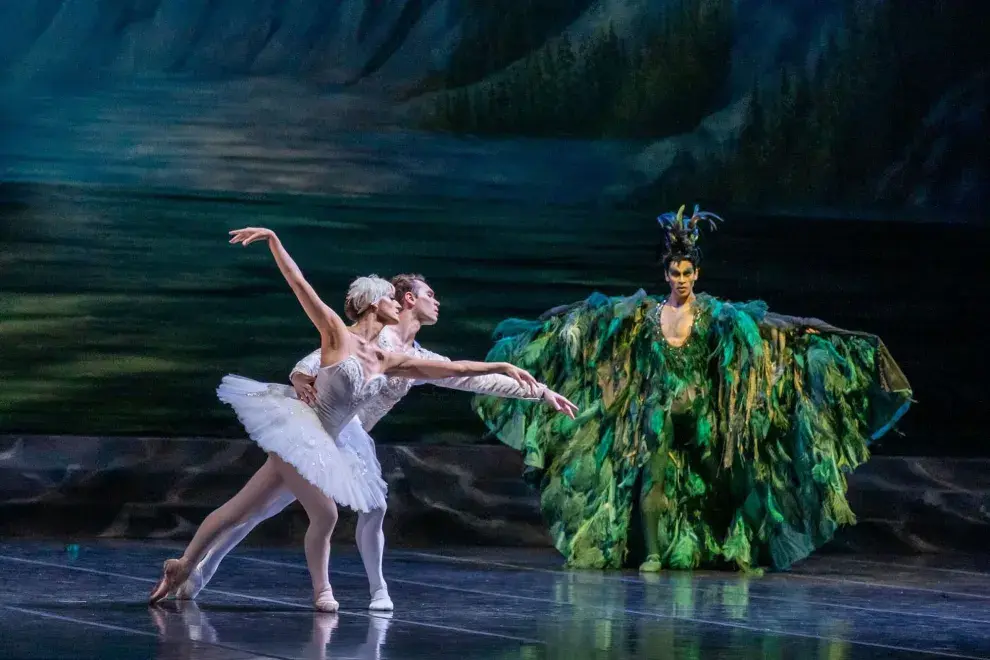 Continúan las funciones de El lago de los cisnes en el Teatro Colón (Cerrito 628).