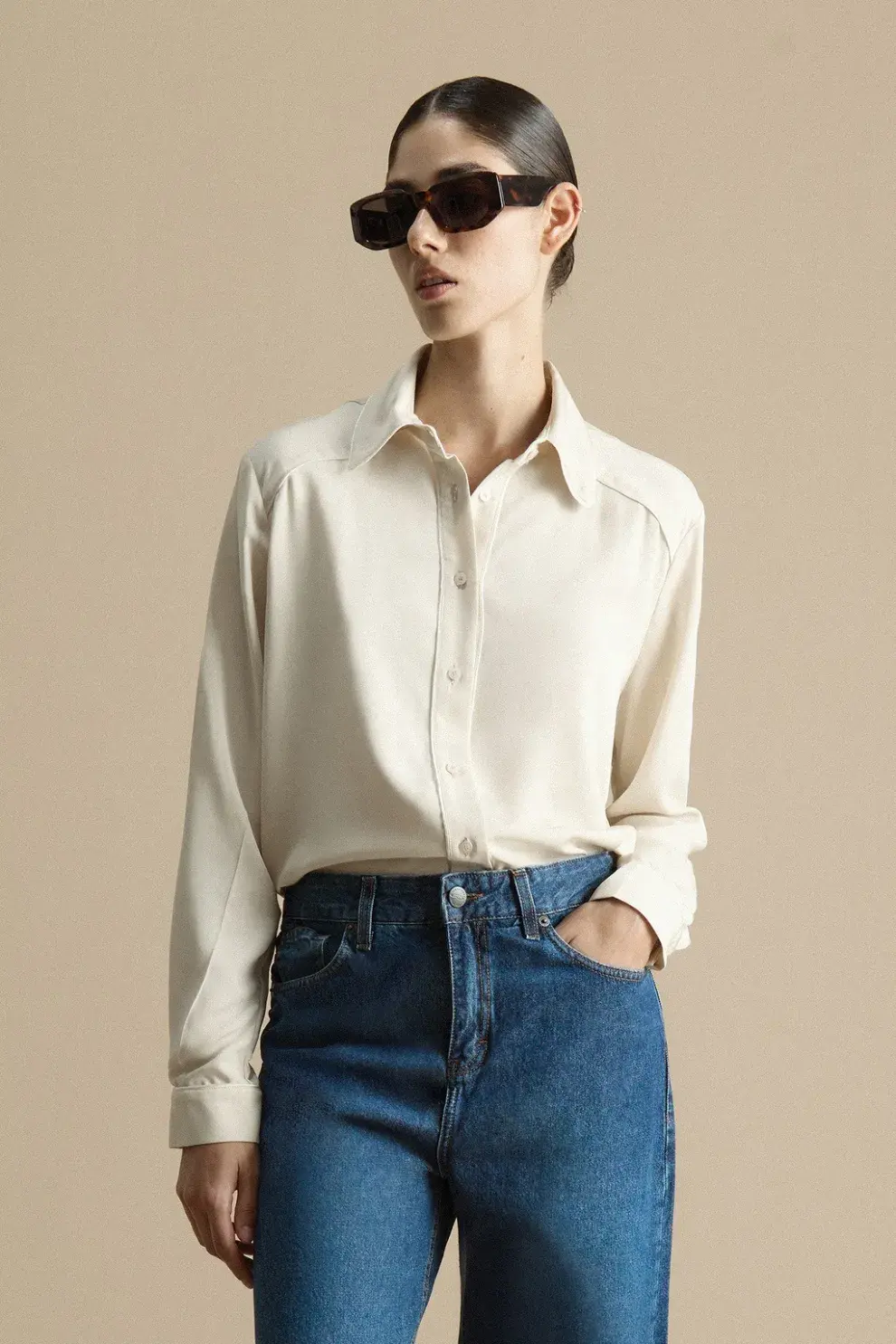 La camisa blanca nunca falla, es un básico del armario que te va a salvar siempre. (PERRAMUS $100.800,00)