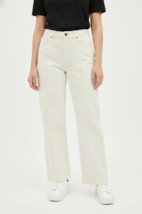 Un jean con un corte súper clásico ideal para cualquier estación (INDIAN $ 55.900,00)