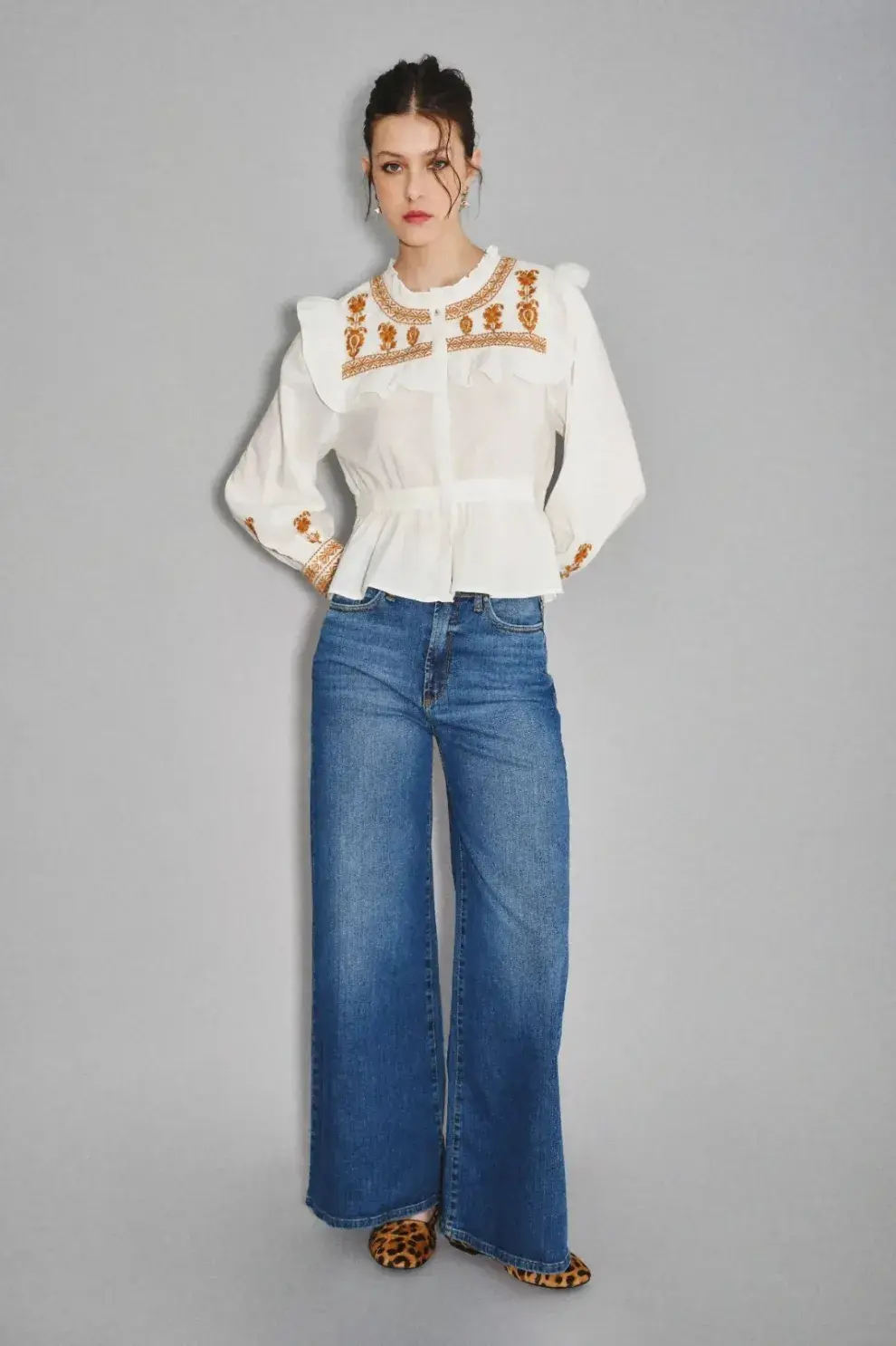 El jean recto es un clásico que no pasa de moda. Optá por un corte que te quede cómodo y no tenga desgastes y te va a salvar en más de una ocasión (RAPSODIA $ 200.000,00)