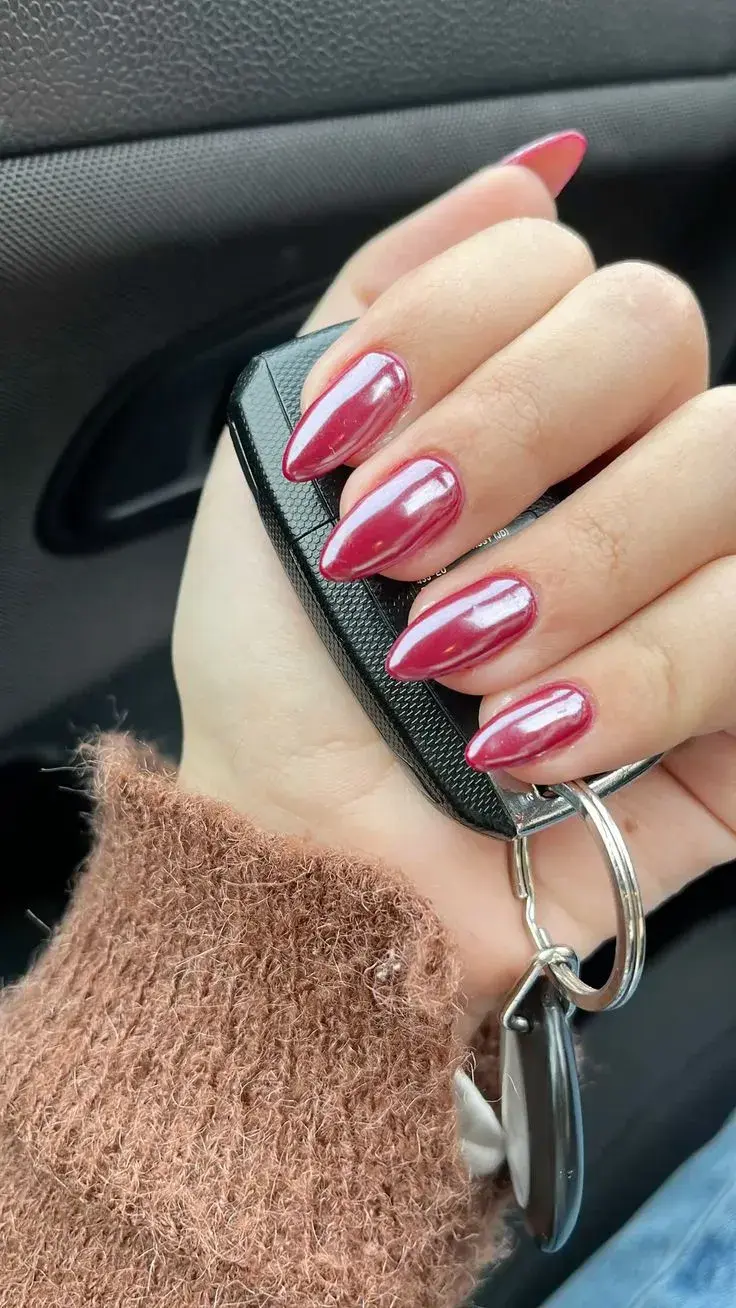 El efecto perlado o “glazed” se adapta al otoño con colores más intensos como ciruela, gris topo o azul profundo.