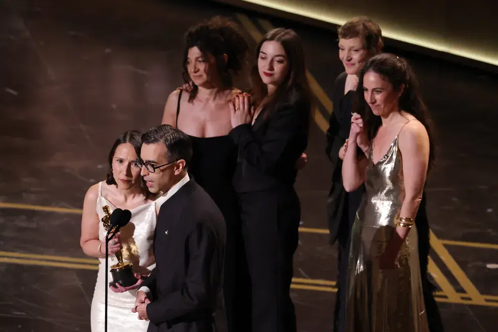 Foto de La argentina Violeta Kreimer en el escenario de los Oscar 2026, junto al equipo del corto Deux personnes échangeant de la salive.