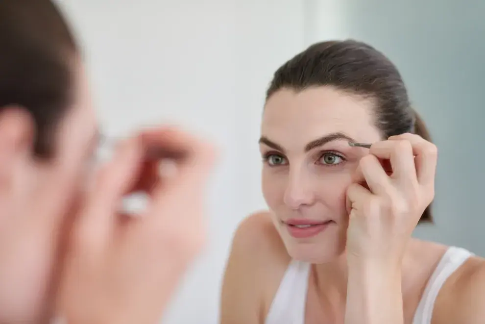  El maquillaje, con lápices, sombras o geles, permite rellenar huecos y definir la forma respetando el tono natural.