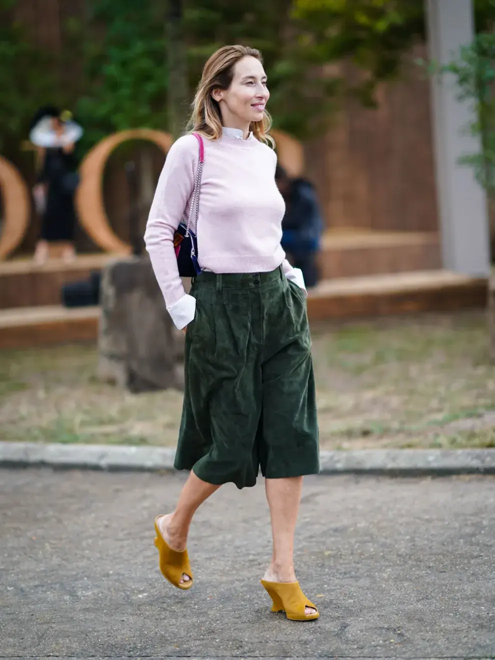 Combinan a la perfección con jeans rectos o wide-leg, aportando un toque chic a un look relajado, y también con vestidos fluidos, equilibrando la silueta sin perder comodidad. 