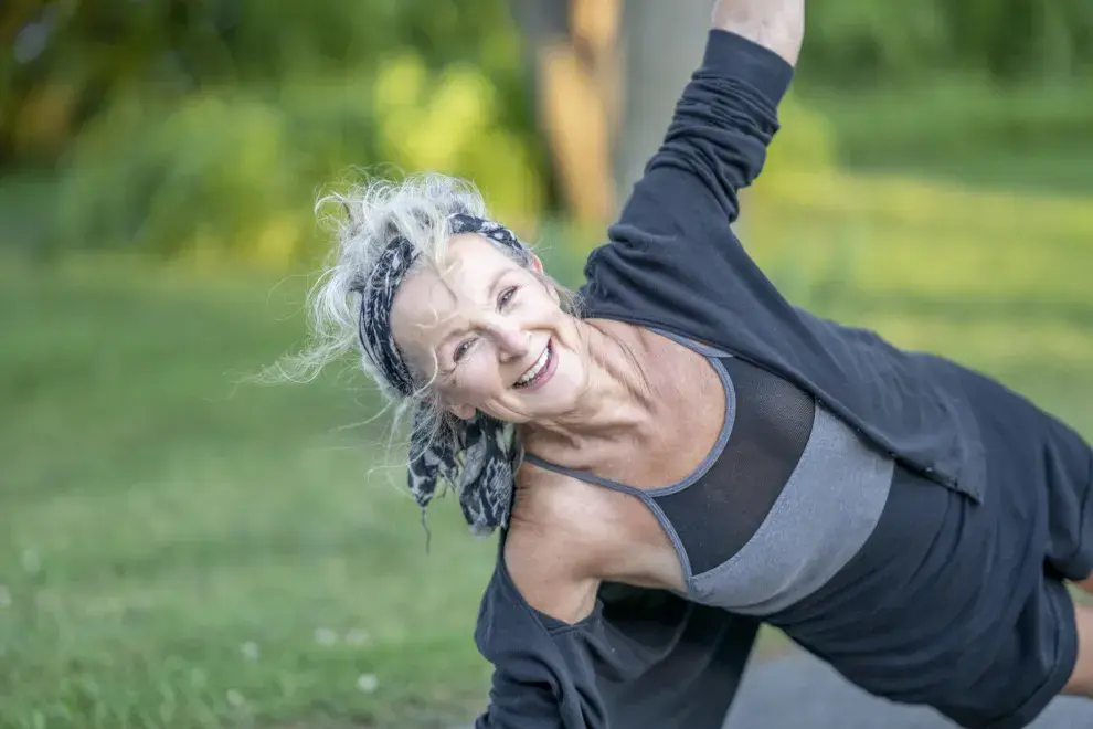 mujer mayor haciendo ejercicio