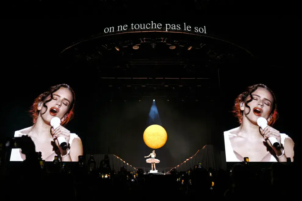 El escenario, pensado al detalle, ubicó a los músicos en el centro del recinto, generando una dinámica envolvente que acercó al público a la acción.