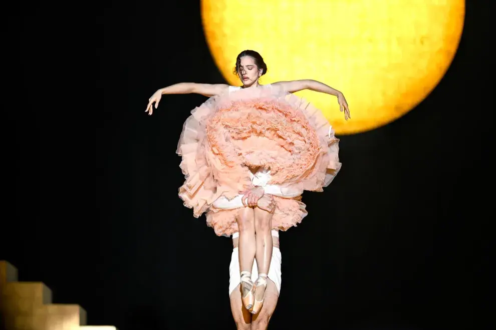 Con una puesta que por momentos remite al lenguaje del ballet y, en otros, a la energía de una rave, la cantante construyó una experiencia inmersiva que osciló entre lo teatral y lo electrónico.