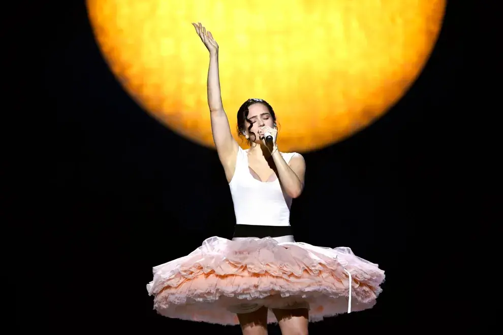 Rosalía dio el puntapié inicial a su esperada gira internacional Lux con un show que combinó potencia musical, dramatismo escénico y una fuerte carga emocional.