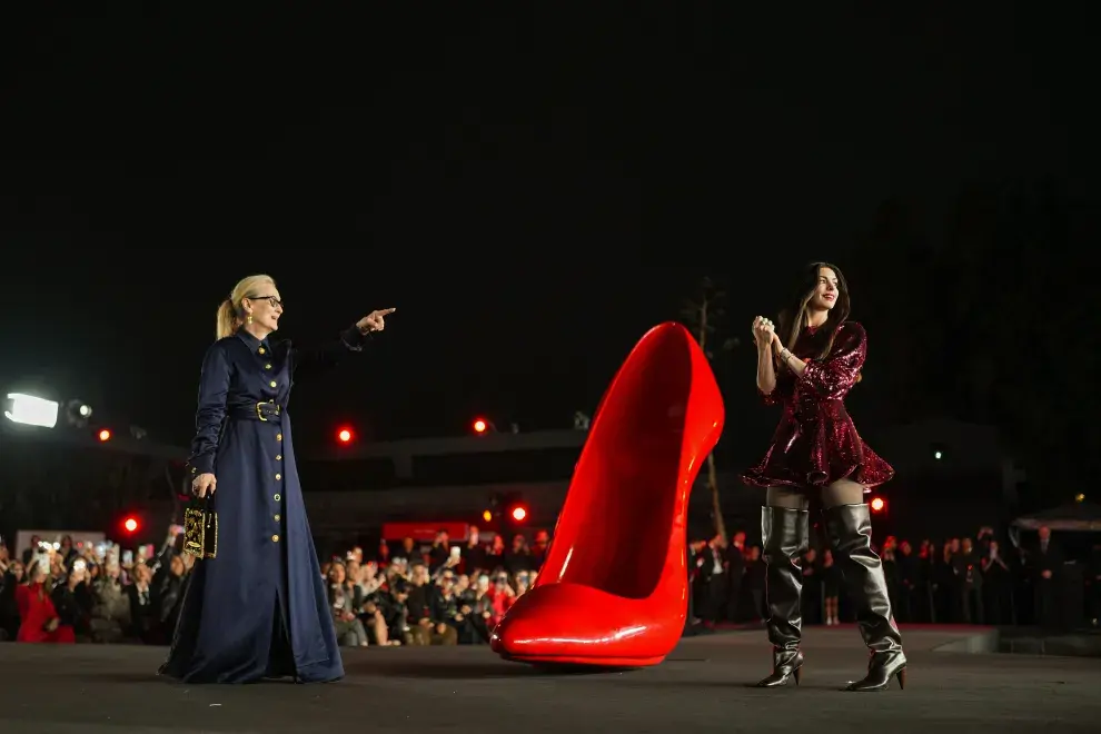 Meryl Streep y Anne Hathaway deslumbraron en la alfombra roja de “El diablo viste a la moda 2” en Ciudad de México