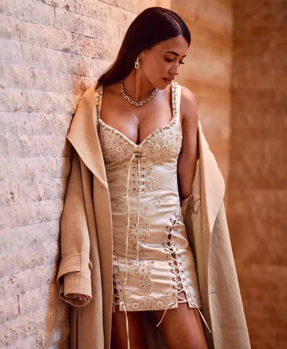 En una producción marcada por el lujo y la sofisticación, la empresaria apuesta por looks audaces que reflejan una versión más segura y empoderada de sí misma.