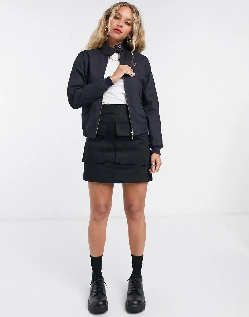 Cómo se lleva la chaqueta Harrington en looks femeninos.