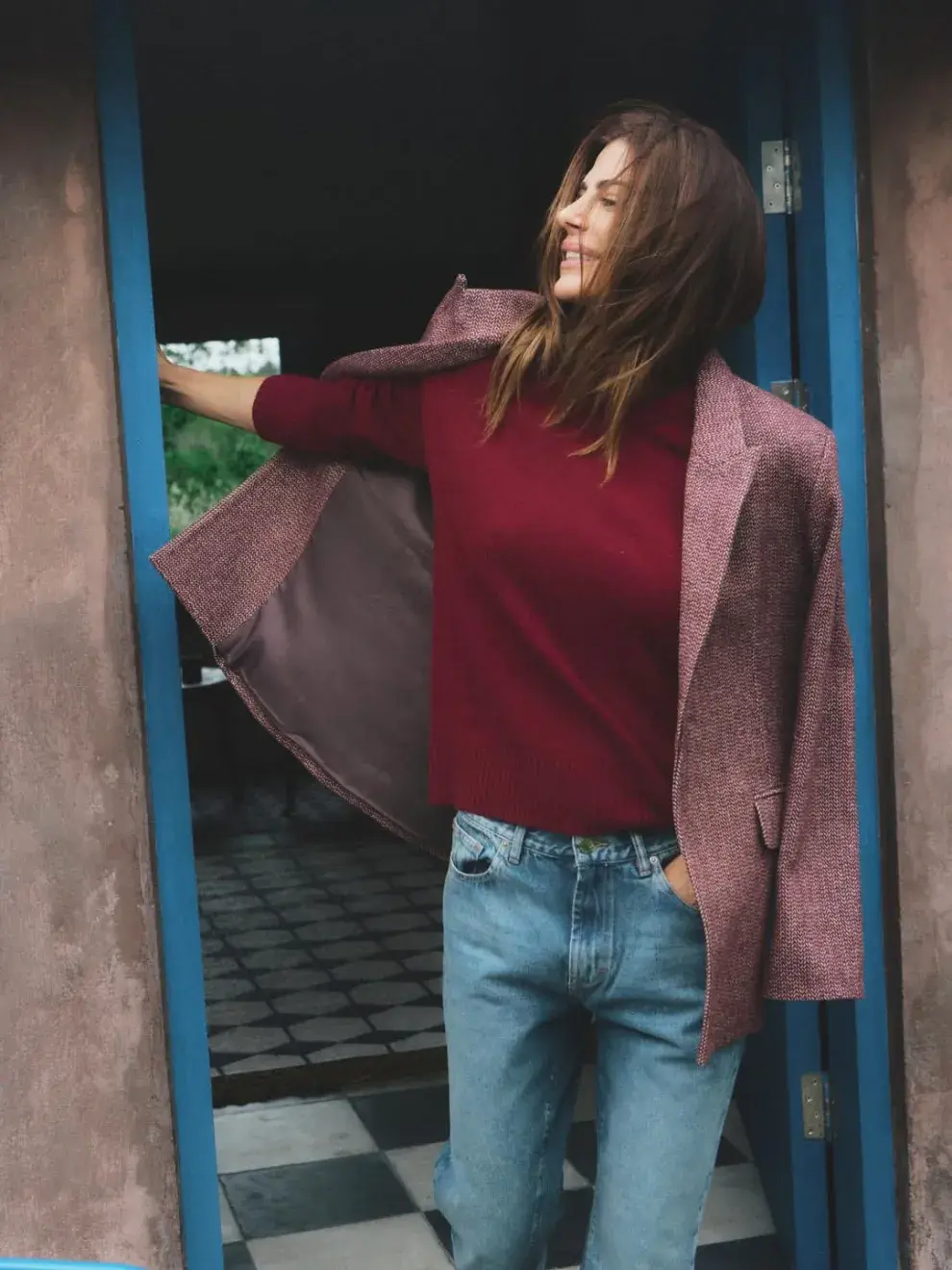 La paleta neutra y las siluetas descontracturadas terminan de definir una estética equilibrada y elegante.