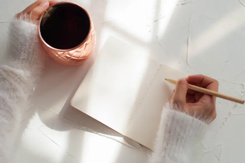 Foto de mujer escribiendo.