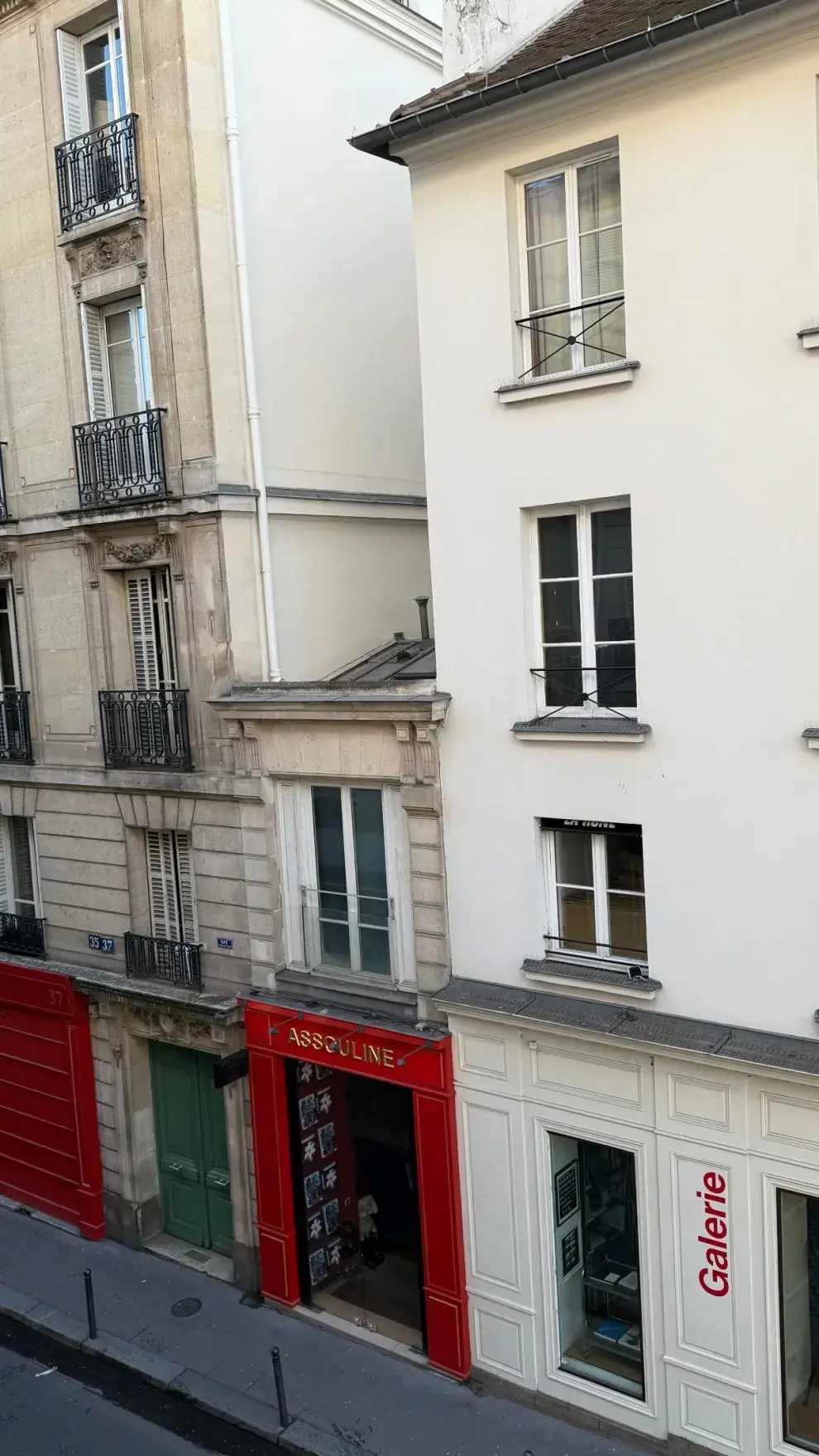 Durante su paso por París, también dejó ver algunos de sus recorridos por sitios emblemáticos, como la iglesia Saint-Germain-des-Prés, uno de los puntos históricos más icónicos de la ciudad.